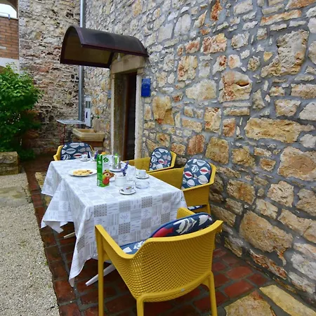 Lovely Ground-floor Flat With Shared Pool In Tar Tar-Vabriga