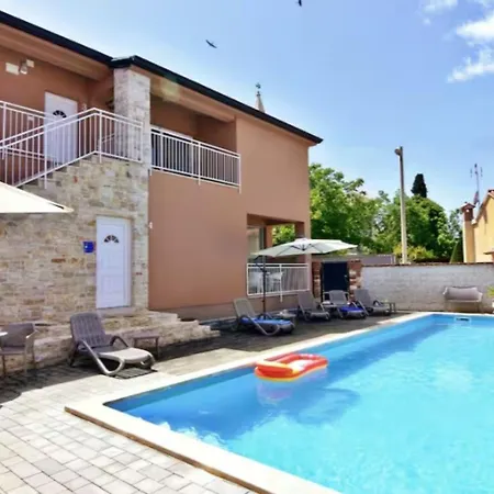 Lovely Ground-floor Flat With Shared Pool In Tar *