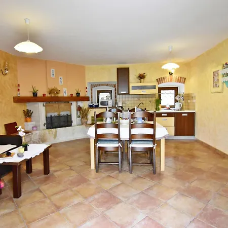 Lovely Ground-floor Flat With Shared Pool In Tar Tar-Vabriga