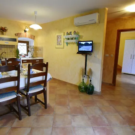 Lovely Ground-floor Flat With Shared Pool In Tar *