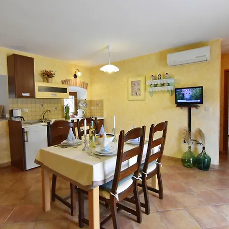 Lovely Ground-floor Flat With Shared Pool In Tar