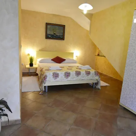 Lovely Ground-floor Flat With Shared Pool In Tar Tar-Vabriga