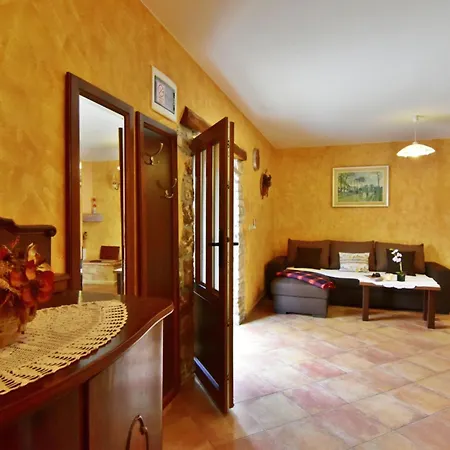 Lovely Ground-floor Flat With Shared Pool In Tar * Tar-Vabriga