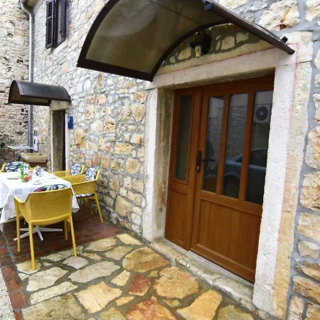 Lovely Ground-floor Flat With Shared Pool In Tar Appartement Tar-Vabriga