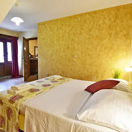 Lovely Ground-floor Flat With Shared Pool In Tar *