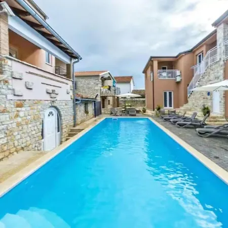 Lovely Ground-floor Flat With Shared Pool In Tar *
